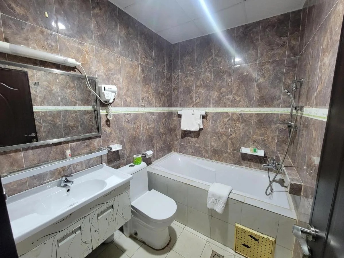 Salle de bain avec baignoire