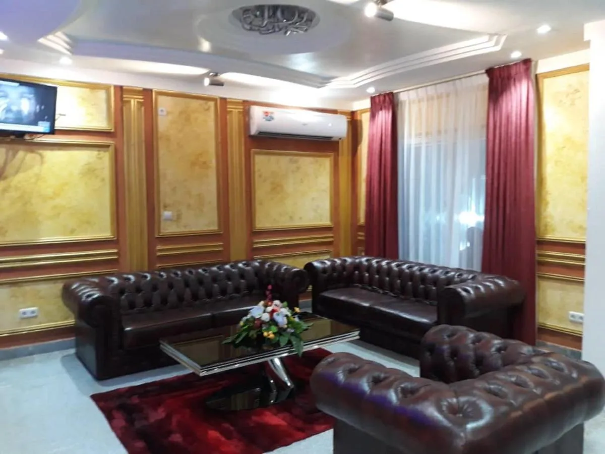 Hall d'accueil et ses fauteuils de cuir