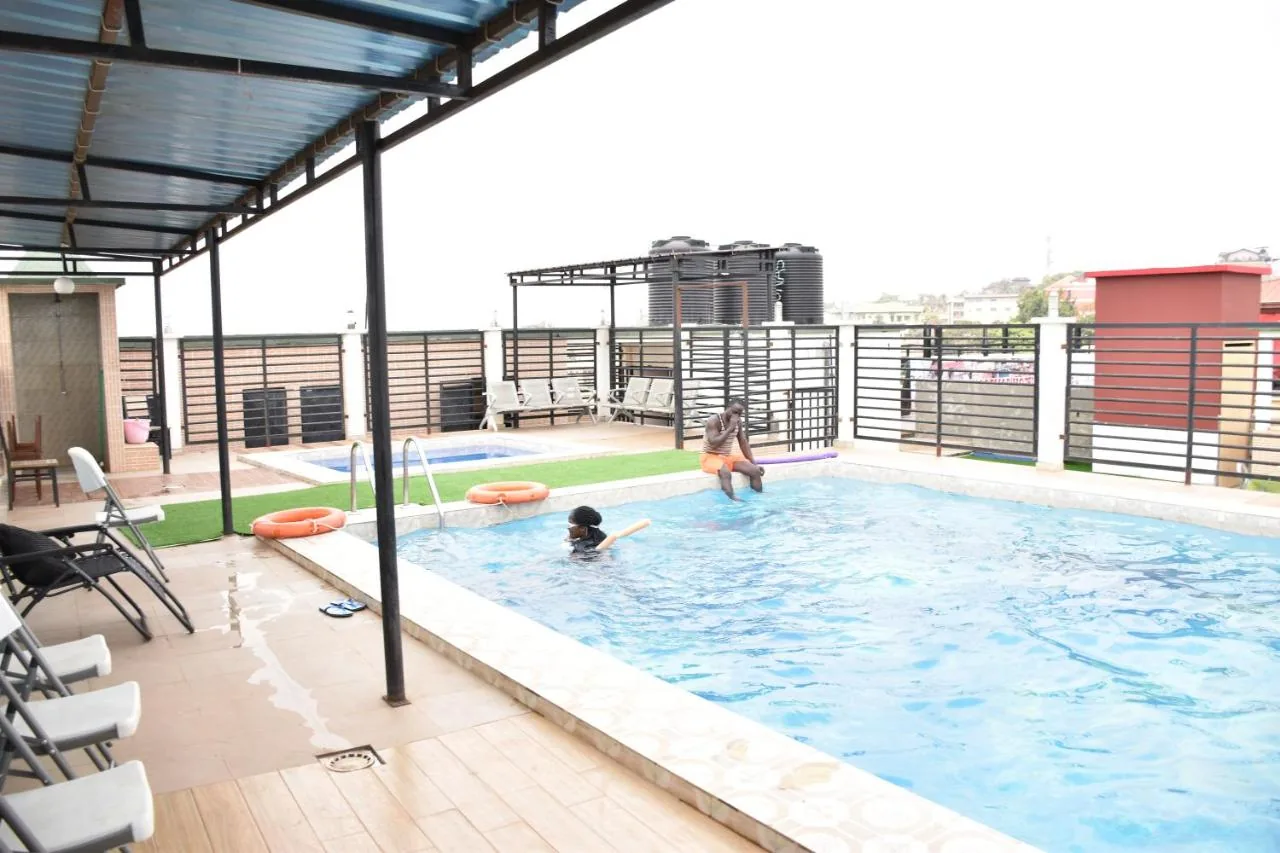 Piscine éclairée à la tombée du jour