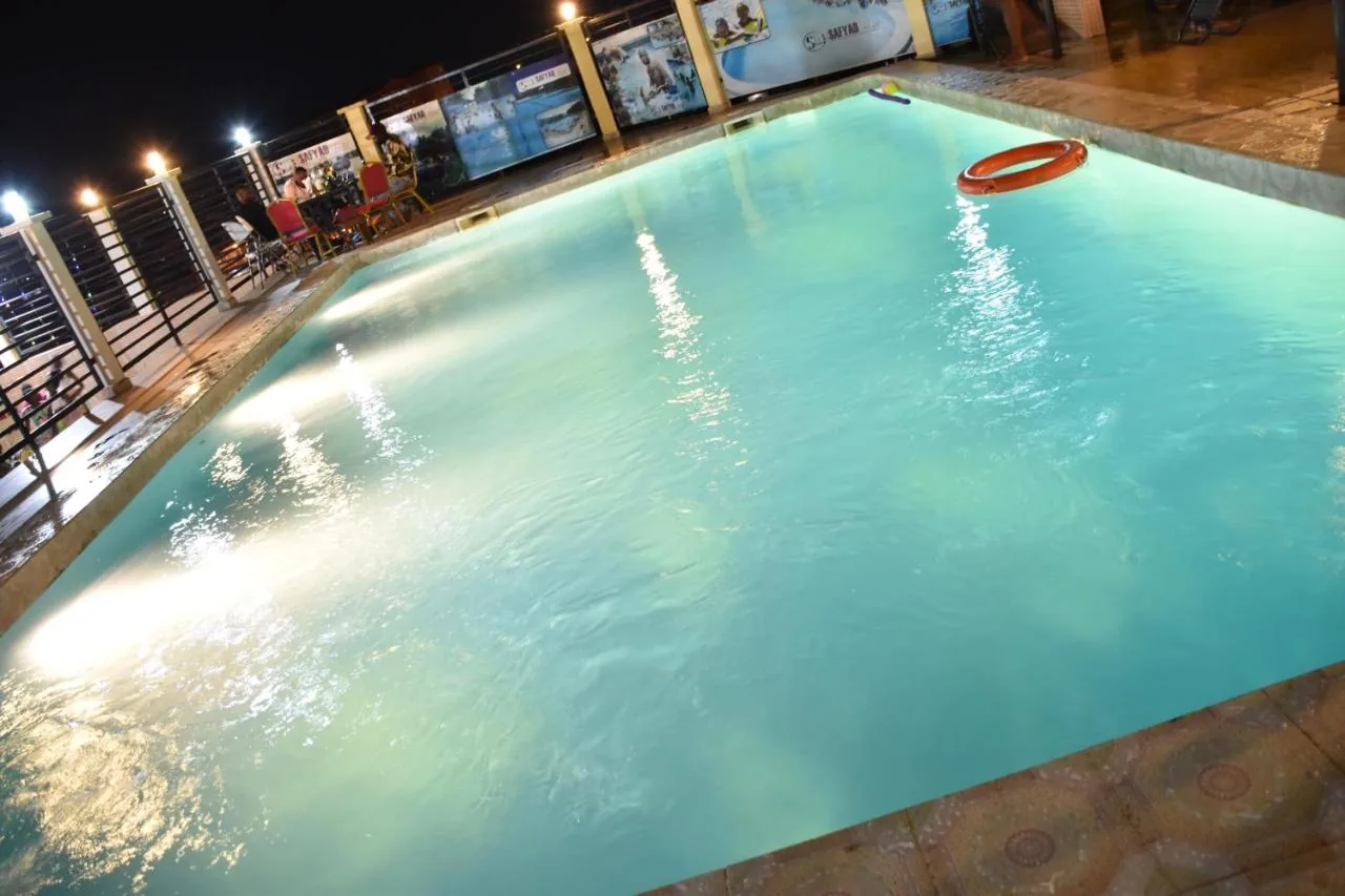 Piscine éclairée à la tombée du jour