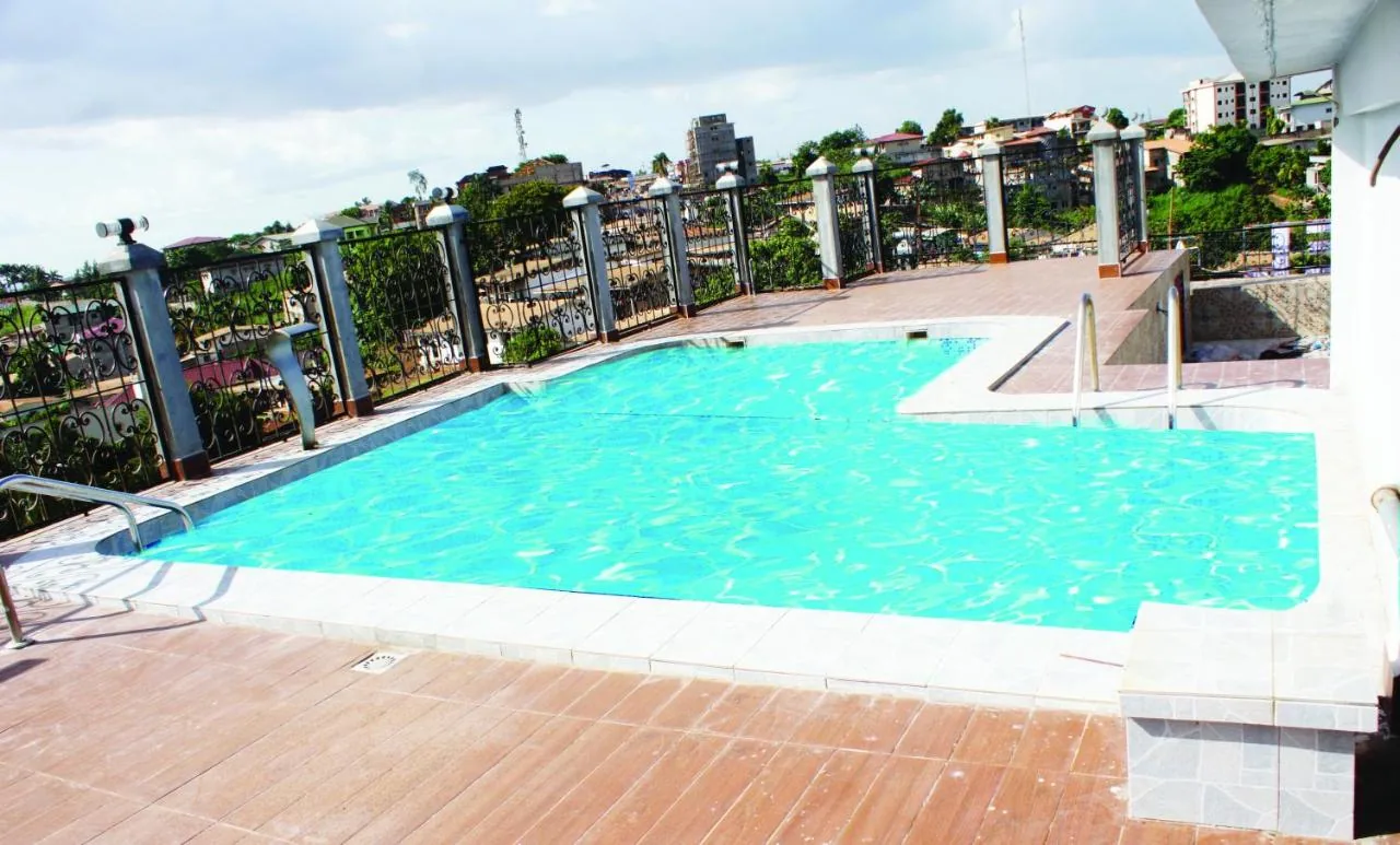 Piscine sur le toit et vue sur Yaoundé