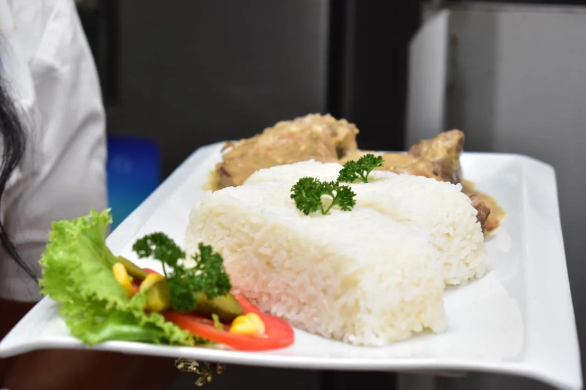 Plat de poulet servi au restaurant