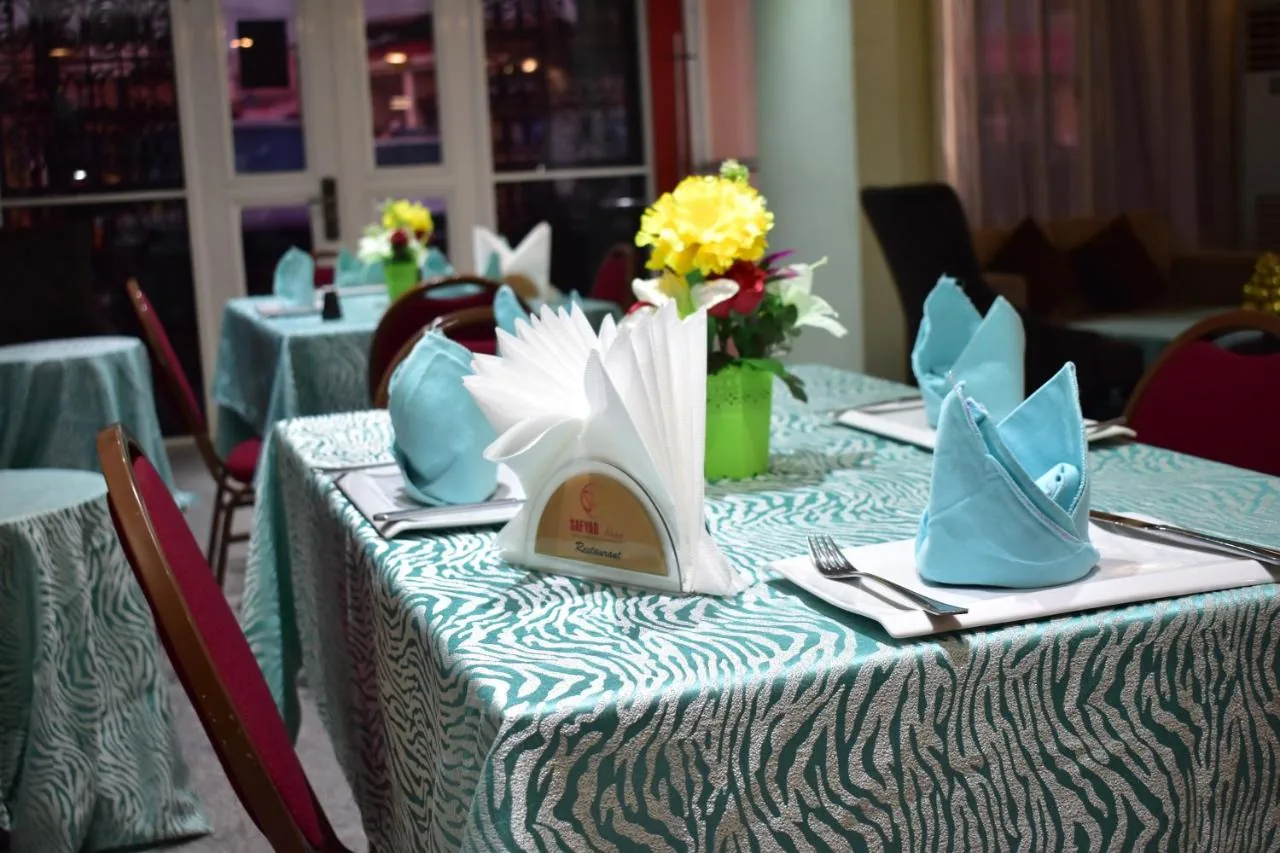 Table dressée au restaurant du Safyad Hotel