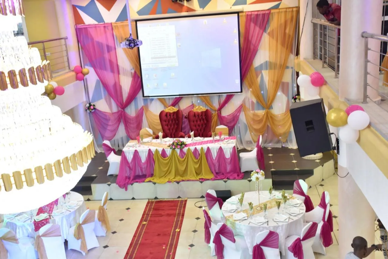 Salle de bal du Safyad Hotel avec son lustre