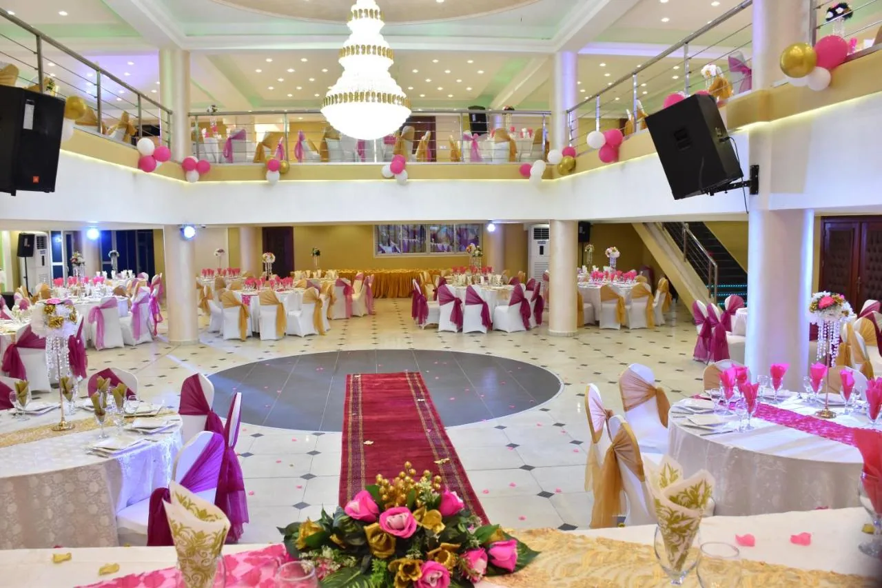 Salle de bal et son lustre