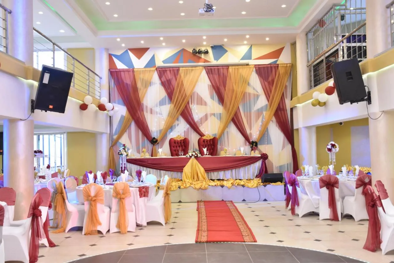 Salle de réception dressée pour un mariage