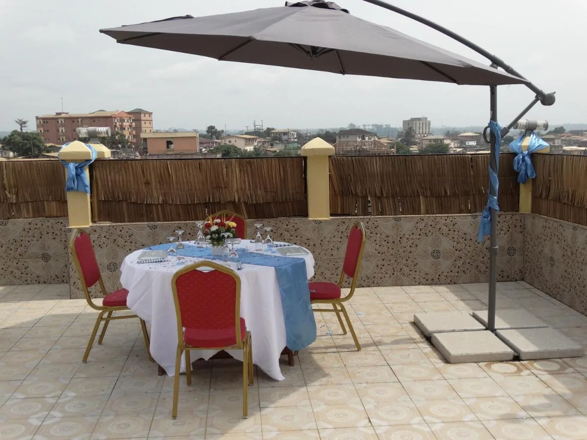 Terrasse et sa table dressée
